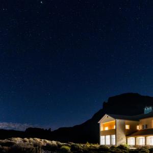 Cielo estrellado sobre el Parador de Las Cañadas del Teide