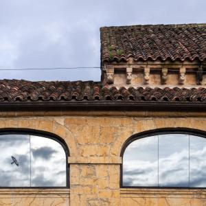 Detalle ventana patio del Parador de Cangas de Onís
