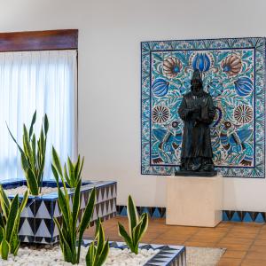 Detalle decorativo de la recepción del Parador de Ceuta