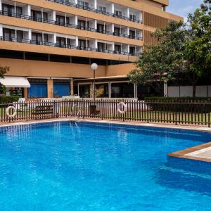Piscina del Parador de Ceuta con Parador de fondo