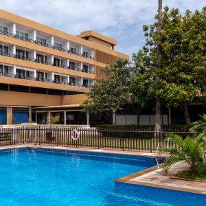 Fachada del Parador de Ceuta y piscina
