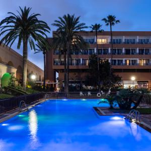 Piscina del Parador de Ceuta por la noche