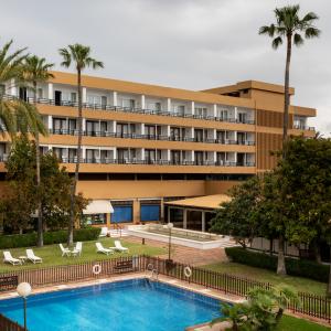 Piscina con Parador de Ceuta de fondo