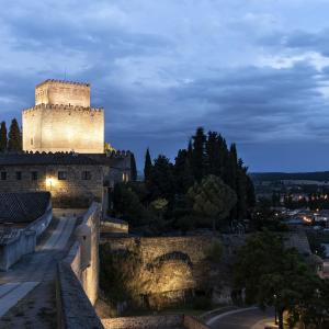 Acceso panorámico al castillo de Ciudad Rodrigo de noche
