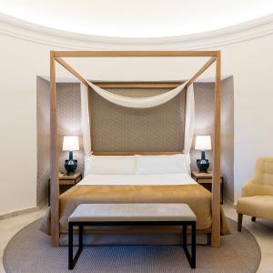 Habitación junior suite con cama con dosel del Parador de Ciudad Rodrigo