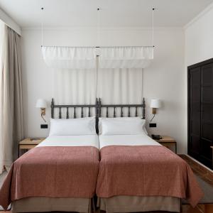 Habitación estándar con dos camas y sofá cama del Parador de Ciudad Rodrigo