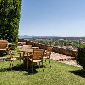 Mesas en jardín del Parador de Ciudad Rodrigo