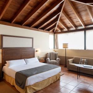 Habitación estándar en habitación con techo de madera en Parador de Cruz de Tejeda