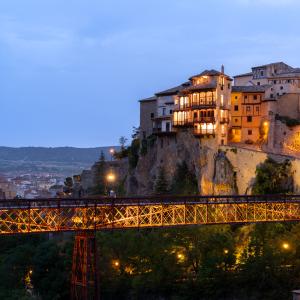 Nocturna de la Casas Colgadas enfrente del Parador de Cuenca