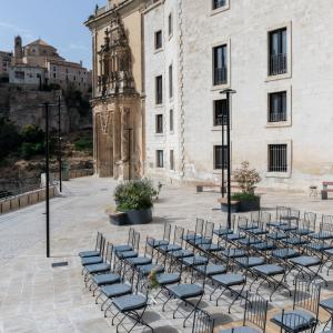 Ceremonia civil frente al Parador de Cuenca