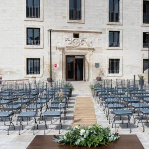 Montaje de ceremonia civil en la fachada del Parador de Cuenca
