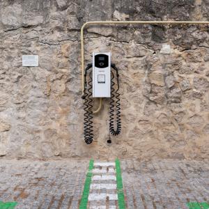 Cargador para coche eléctrico en el aparcamiento del Parador de Cuenca
