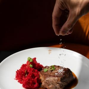Solomillo de ternera con esponjoso de frutos rojos del restaurante del Parador de Cuenca