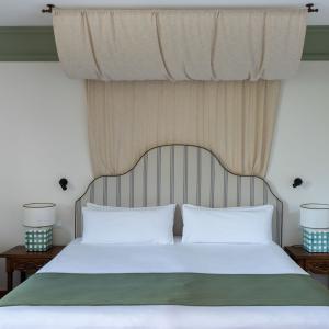 Habitación con medio dosel en el Parador de Cuenca