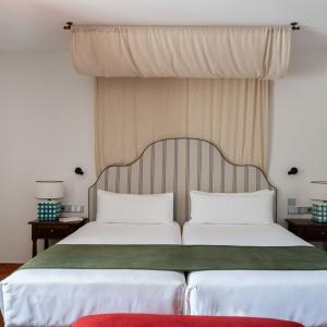Habitación con dos camas y medio dosel del Parador de Cuenca