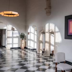 Iluminación del interior del claustro del Parador de Cuenca