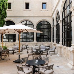 Terraza de verano en el claustro del Parador de Cuenca