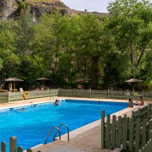 Vista general de la piscina exterior del Parador de Cuenca