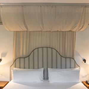 Vista frontal de la cama con medio dosel de la suite del Parador de Cuenca