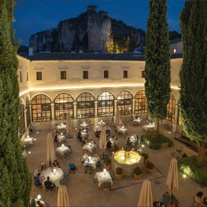 Mesas de restaurante en el patio del Parador de Cuenca