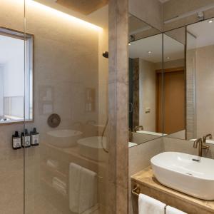 Baño de habitación superior del Parador de El Saler
