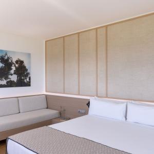 Habitación superior con cama doble del Parador de El Saler