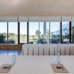 Montaje de evento en salón de cristal del Parador de El Saler