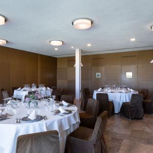 Montaje banquete en salón vela del Parador de El Saler