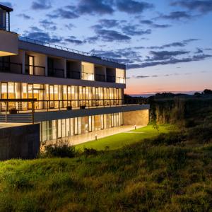 Parador de El Saler iluminado por la noche