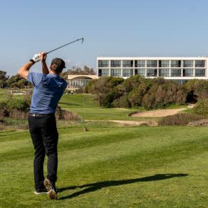 Un golfista en el campo de golf del Parador de El Saler