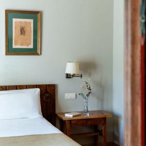 Detalle de habitación doble básica en el Parador de Fuente Dé