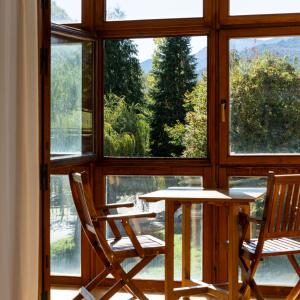 Detalle de ventanal de habitación doble estándar en el Parador de Fuente Dé