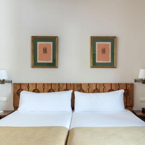 Habitación doble estándar con dos camas en el Parador de Fuente Dé