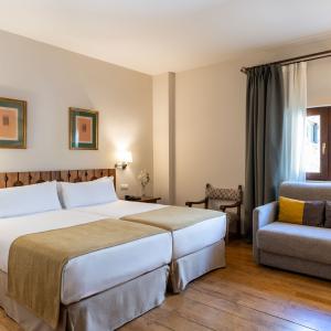 Habitación doble estándar con sofá en el Parador de Fuente Dé