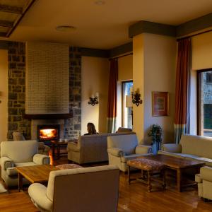 Salón para clientes con chimenea en el Parador de Fuente Dé