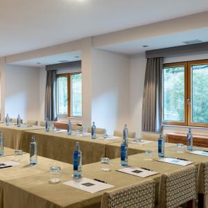 Montaje de evento corporativo en salón del Parador de Fuente Dé