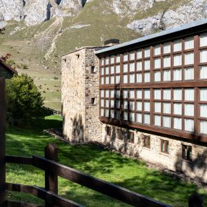 Fachada del Parador de Fuente Dé