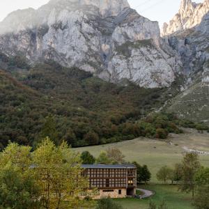 Vista panorámica del Parador de Fuente Dé con pared de roca de fondo