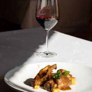 Cordero guisado con tostadillo de Potes del Parador de Fuente Dé