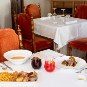 Montaje de mesa en el restaurante del Parador de Fuente Dé