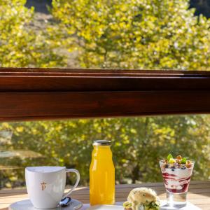 Detalle desayuno junto a ventana del Parador de Fuente Dé