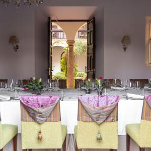 Salón romántico con acceso al patio del Parador de Granada