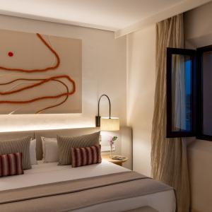 Detalle de cabecero de habitación en el Parador de Ibiza