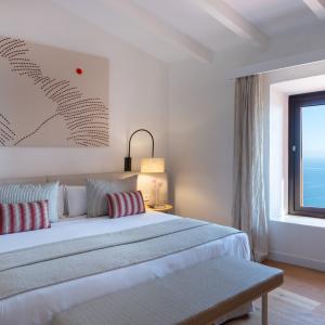 Habitación superior luminosa en el Parador de Ibiza