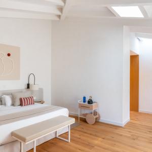 Habitación doble estándar muy luminosa en el Parador de Ibiza