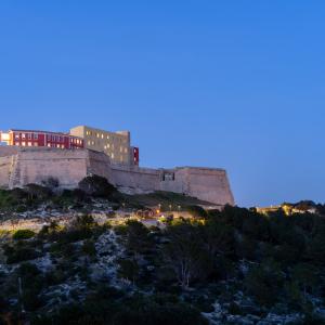 Vista nocturna del Parador de Ibiza
