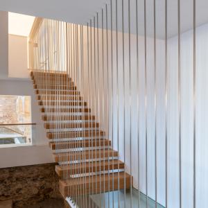 Detalle de escalera y ruinas en el interior del Parador de Ibiza