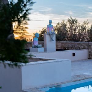 Esculturas de la piscina del Parador de Ibiza