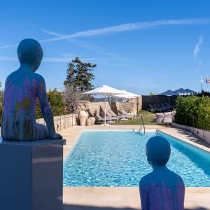 Vista con esculturas de la piscina del Parador de Ibiza