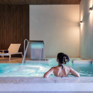 Mujer disfrutando del spa del Parador de Ibiza